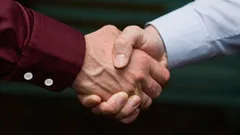 Co oznacza słaby uścisk dłoni? Psychologia wskazuje na kilka faktów