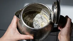 Kamień zniknie w kilka minut: oto co wlać do czajnika zamiast octu