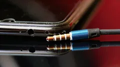 Dokąd zniknęło gniazdo słuchawkowe? Dlaczego w nowych telefonach nie ma jacka 3,5 mm