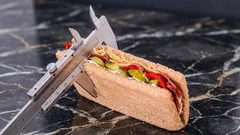 Czy można ufać liczbie kalorii na opakowaniu? Dietetyk odpowiada