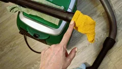Po co zakładać starą skarpetę na odkurzacz? Prosty trik, który doceni każdy
